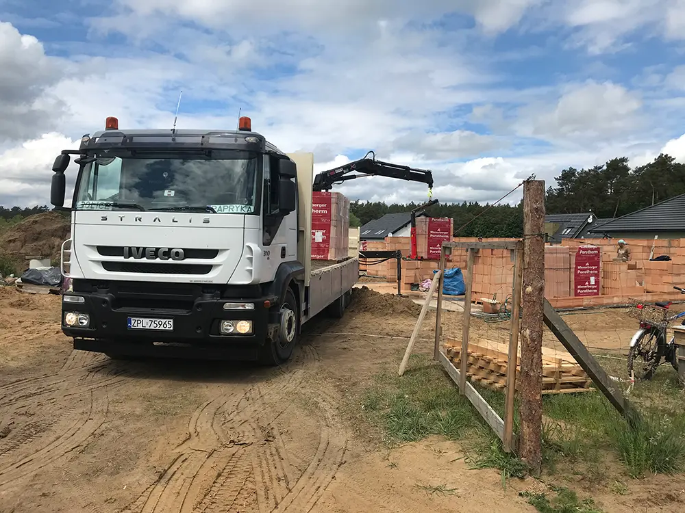 Transport HDS - załadunek materiałów budowlanych